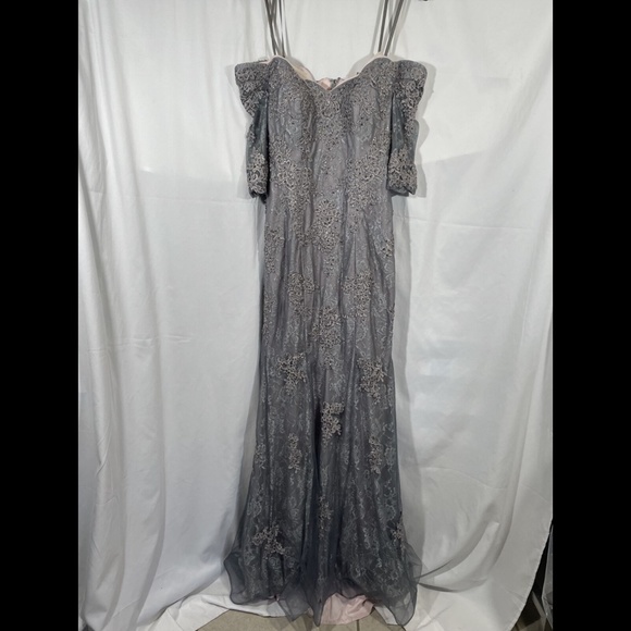 NEW La‎ Femme Lace Off Shoulder Fit & Flare Gown W/ Train Pink/Grey [SZ 6 ] - Picture 5 of 12